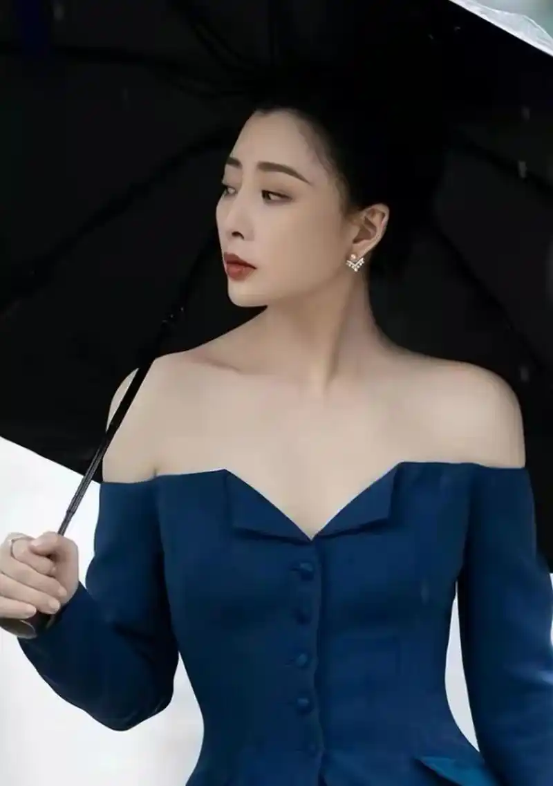 落落大方美丽动人的女星殷桃韵味十足.