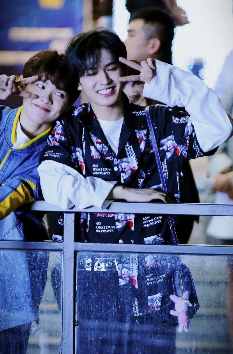 朱尤吸狗被偶遇,尤长靖与粉丝唠家常,网友:朱正廷怎么不说话?