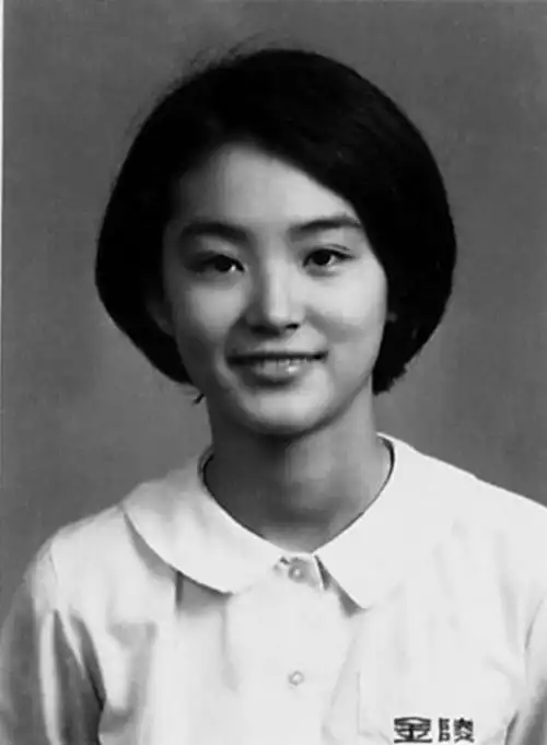 林青霞中学旧照,已然是清秀小美女一枚.