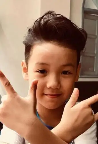 秀出男孩的阳光活力度,硬直的头发部分是精心做出,剃出的瓜子头部分