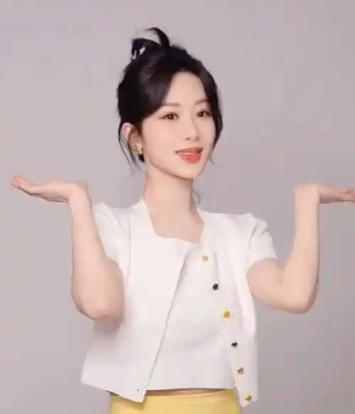 杨紫和鞠婧祎露腰穿搭成为热议话题,一个有活力,一个有吸引力