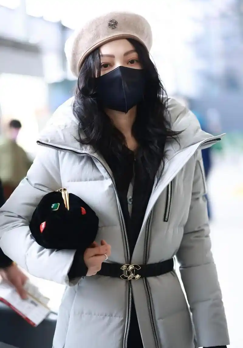 张韶涵机场街拍 蓝色收腰长款羽绒服 贝雷帽 骑士靴温柔优雅