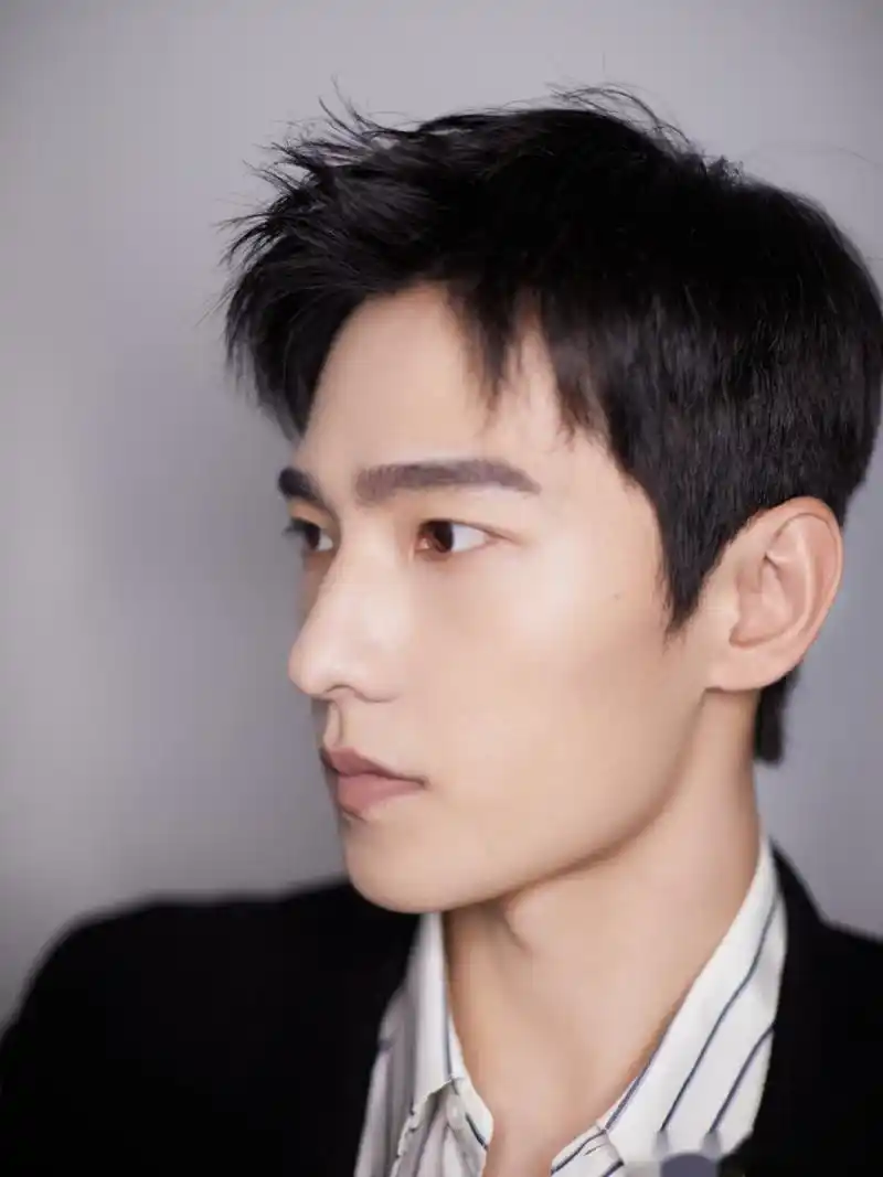 杨洋 @杨洋怼脸黑色西装 @杨洋 一身黑色毛呢大衣搭配白色条纹成览