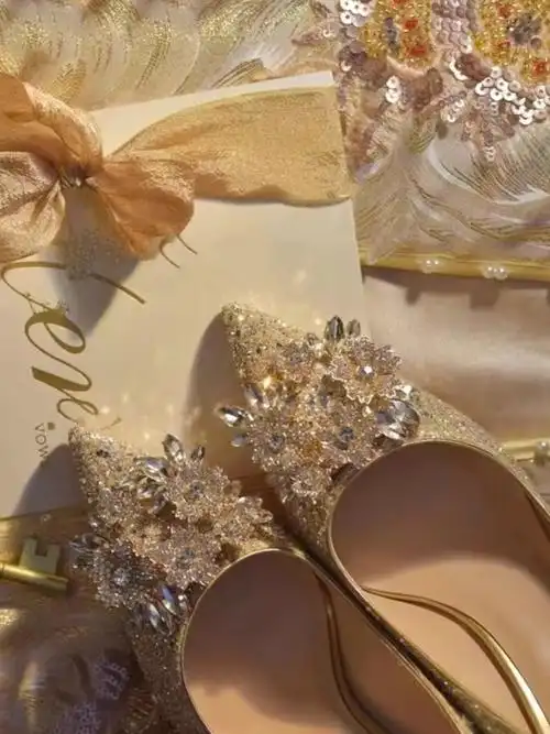 水钻高跟鞋细跟尖头新娘婚鞋秀禾婚纱两穿单鞋成人礼香槟色水晶鞋