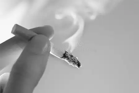 抽烟的手指摄影图