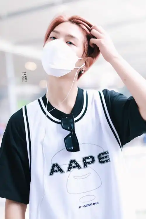 黄明昊粉发运动风造型