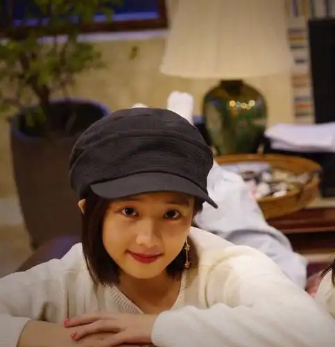 黄磊女儿黄多多太早熟,14岁穿衬衫开叉还染发,童年味道早已不在