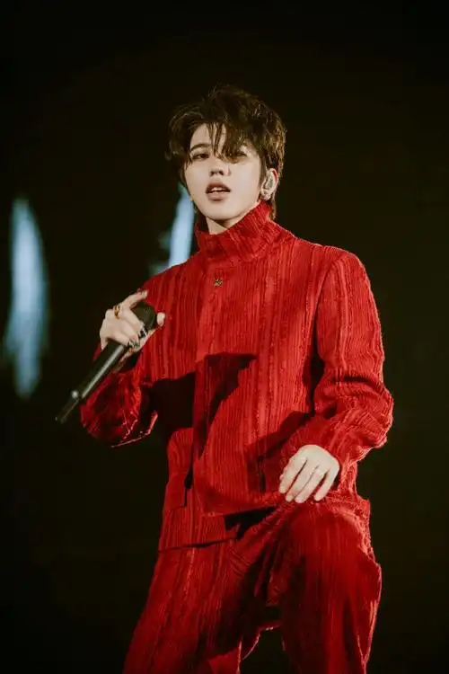 今天是摇头晃脑撒娇艺术家困困老师啊#蔡徐坤香港演唱会#.