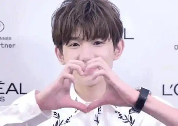 接下来就说一下男艺人,比如图中的王源比心方式朴实憨厚,就用了原始最