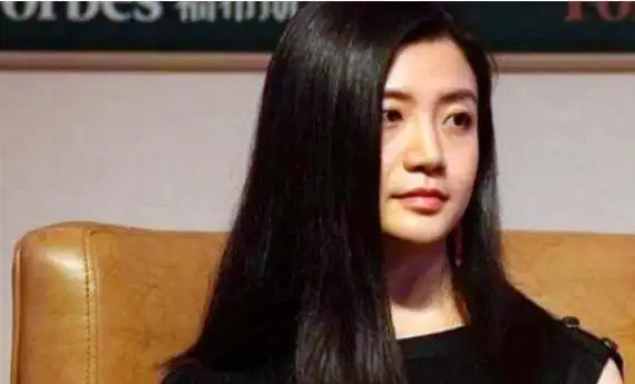 她是马云背后的女人,追随马云10年身价百亿,41岁仍未婚
