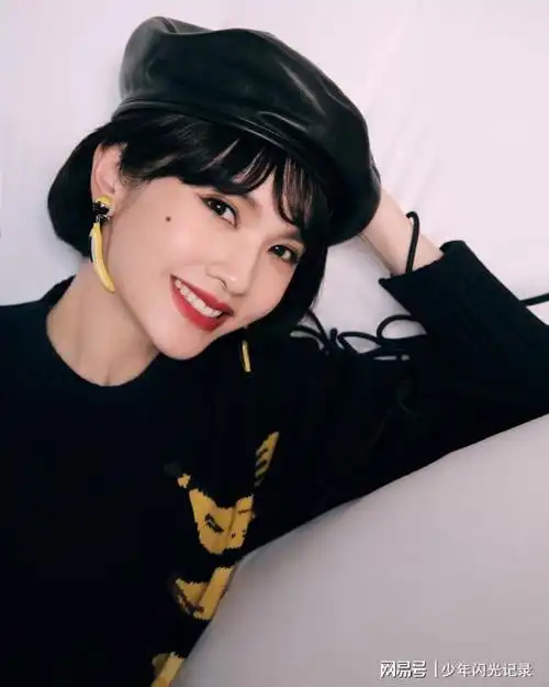 杨丞琳可爱美照曝光黑色上衣搭配绿色牛仔裤耳饰配饰加分