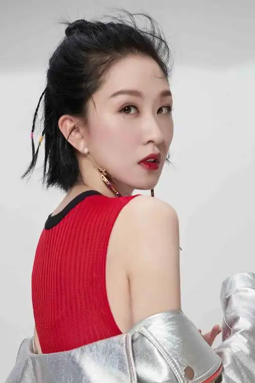 张雯未来感写真曝光 解锁初秋酷甜潮流 明星搭配 第1张