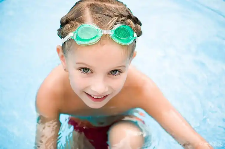 小女孩_游泳池_可爱_游泳_夏天_户外_高清图片_全景视觉