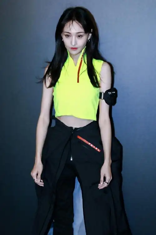 之前的郑爽身材过瘦的时候其实还是挺让人觉得不自然的,照片