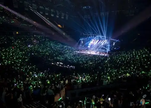 饭圈风气遭质疑?何炅收礼风波未平,又爆8500元高价应援餐