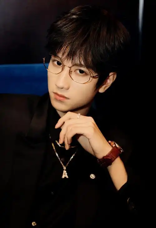 小鲜肉敖子逸帅气活动写真照图片