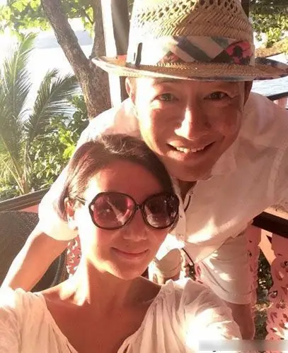 51岁高曙光与未婚妻泰国度假 如胶似漆(图)