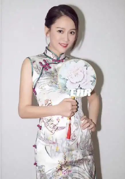 陈乔恩走花瓣路看到她刚睡醒的样子这是谁家迷糊的小可爱