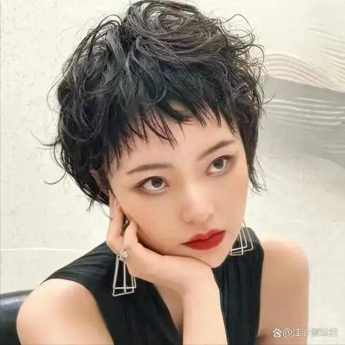 纹理烫:一种似卷非卷的短发发型,无论是男生或女生的短发,都可以选择