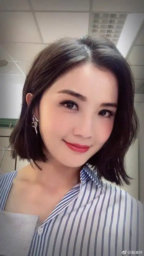 蔡卓妍不用戴假发 晒短发造型性感知性干练