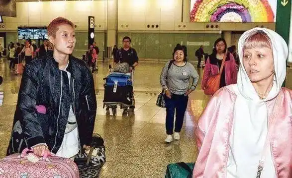 成龙很想表达父爱,19岁小龙女吴卓林结婚,幸福还是伤感?