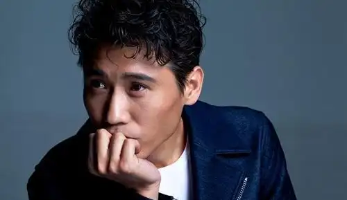 《恋爱先生》中他科班出身,演技一流,为靳东甘当配角