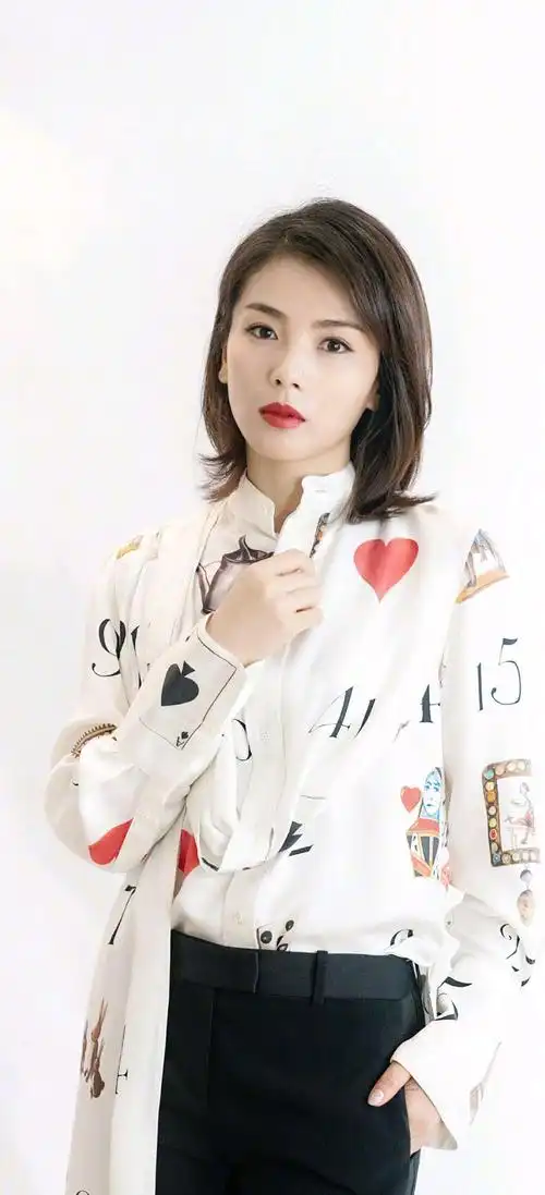 刘涛有42岁?身穿"扑克"印花衬衫搭配黑色西裤,显嫩又时尚