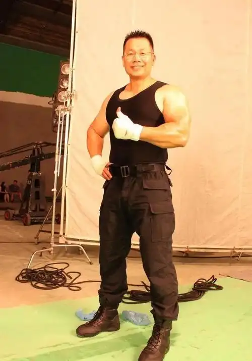 警察界的巨石强森一身肌肉炸裂网友比巨石还猛