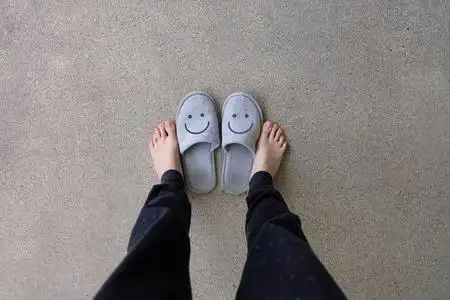 在拖鞋的脚图片-在拖鞋的脚素材-在拖鞋的脚插画-摄图新视界