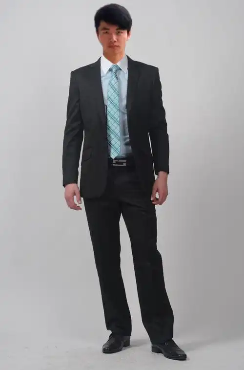 求全身照ps西装,背景变成景色