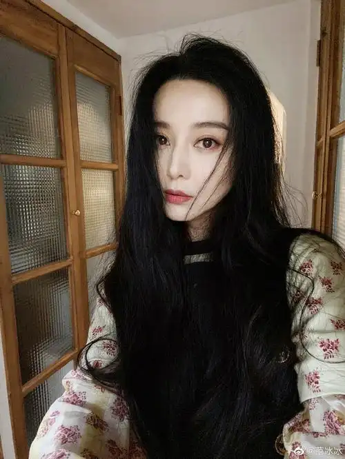 范冰冰喝下午茶被偶遇 秀发乌黑浓密造型闲适
