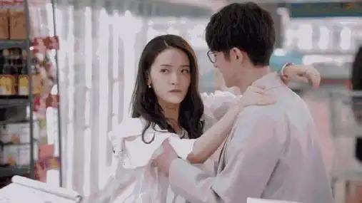 男主角宁成明与李浅的见面更是充满戏剧化.