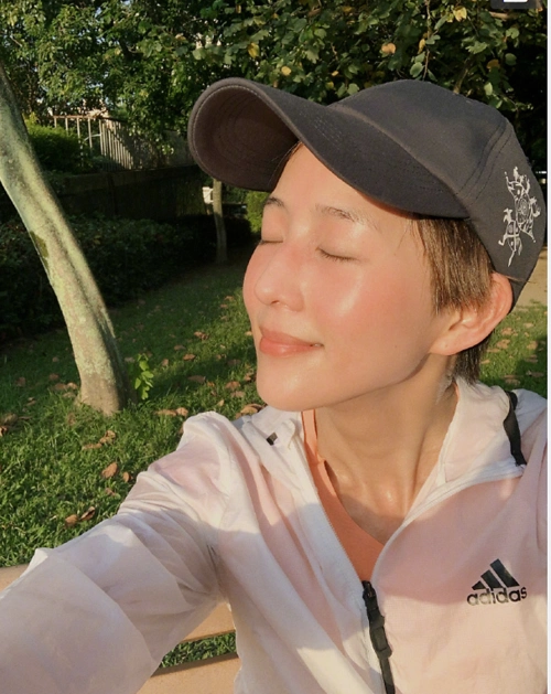 张钧甯晒运动照跳出一米高,短发素颜太真实