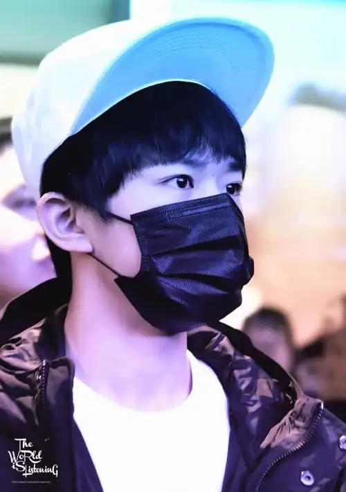 易烊千玺你的眼睛好大哦