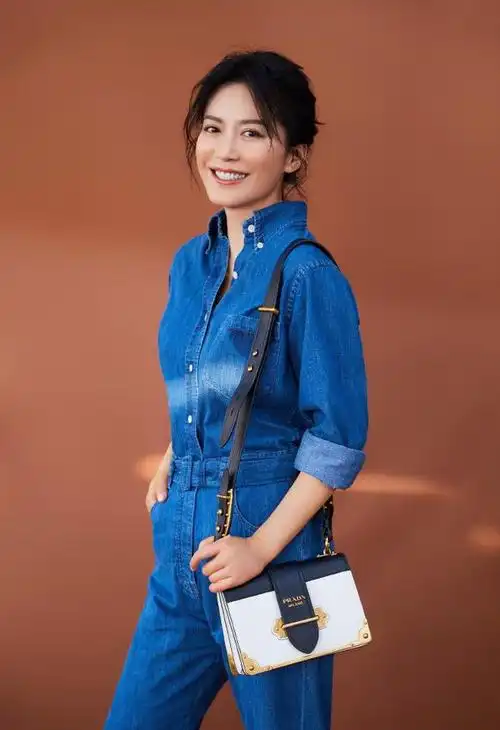 俞飞鸿新发型可爱到48岁还能驾驭小辫子全牛仔更显年轻|减龄|短发