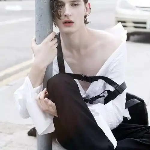 分享帅哥雌雄莫辨的美俄罗斯男模arturvarkovastov未满18禁止进入流量