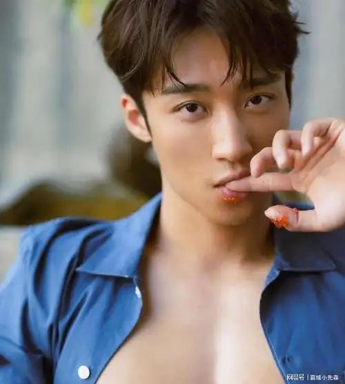 "黝黑帅哥不是盖的!颜值爆表猛如虎,神似窦骁!