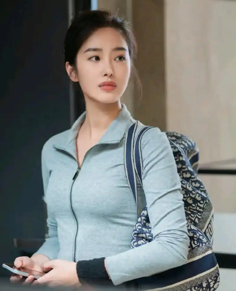 杨采钰,是一位颜值与演技并存的女演员[赞][赞] 她的长相精致美丽