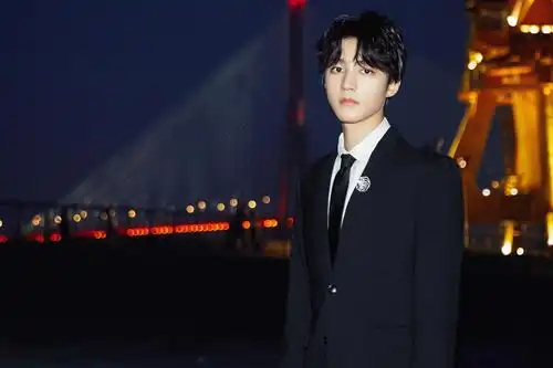 霸道总裁王俊凯黑色西装帅气写真