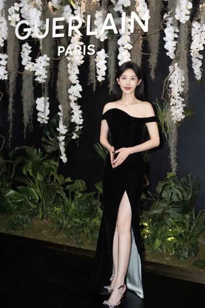 张俪发布黑色高开叉长裙造型写真 秀性感锁骨 长腿美艳迷人