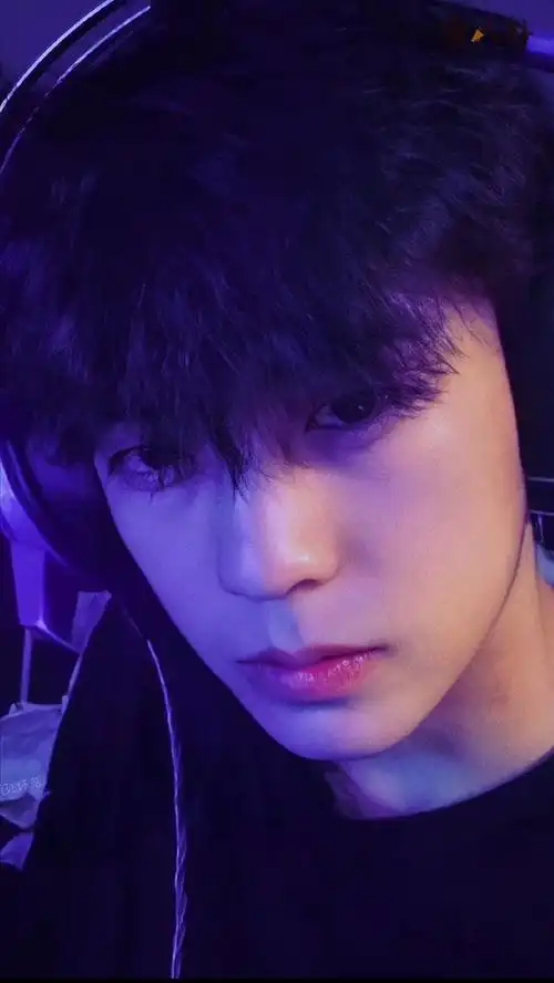 余庆伟是一位长相非常英俊的男网红,凭借着一张被