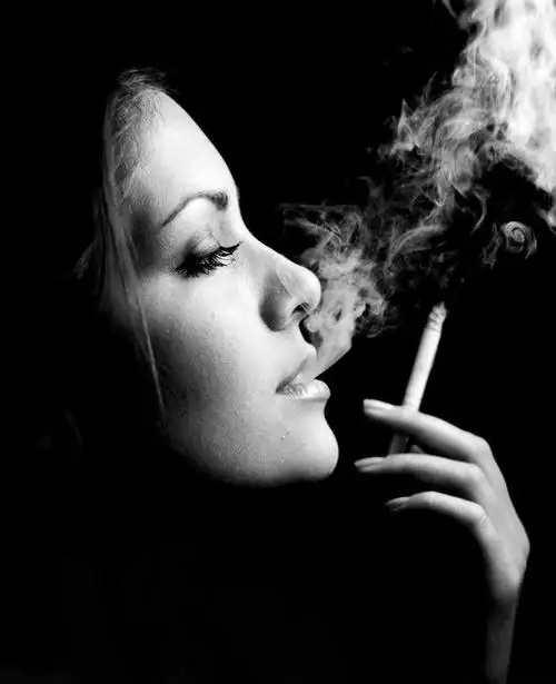 年轻的时候,想象在一个人的手心里渐渐老去,那种感觉是很温馨的.