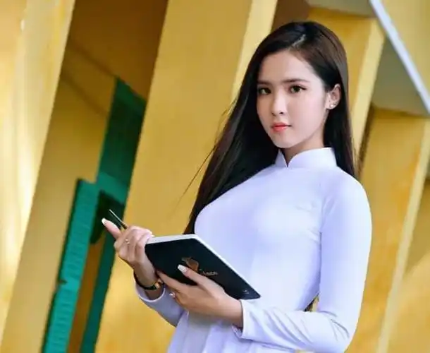 中越混血女孩,因55厘米"蚂蚁腰"走红网络,为自己的好身材自豪