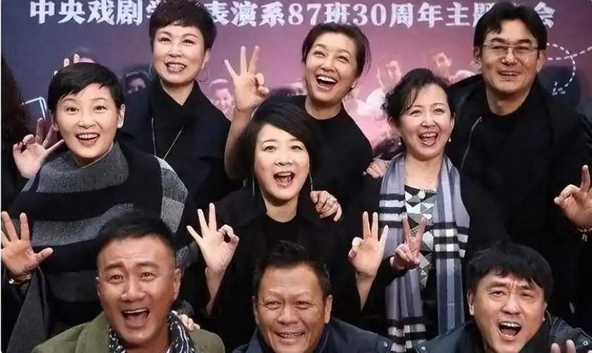 回顾老戏骨何冰为何结婚26年零绯闻看看妻子的做法就明白了