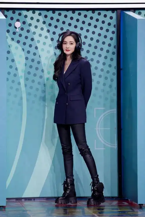 杨幂壁纸:性感黑丝高跟鞋美照送上,幂幂黑皮裤也很诱人_姐姐