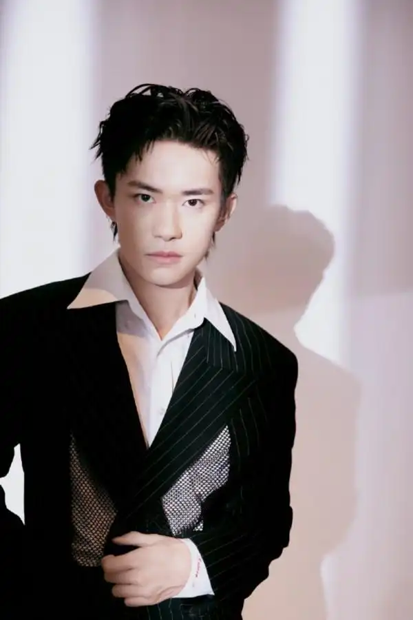 易烊千玺新发型飒到不行 穿镂空西装儒雅又率性不羁