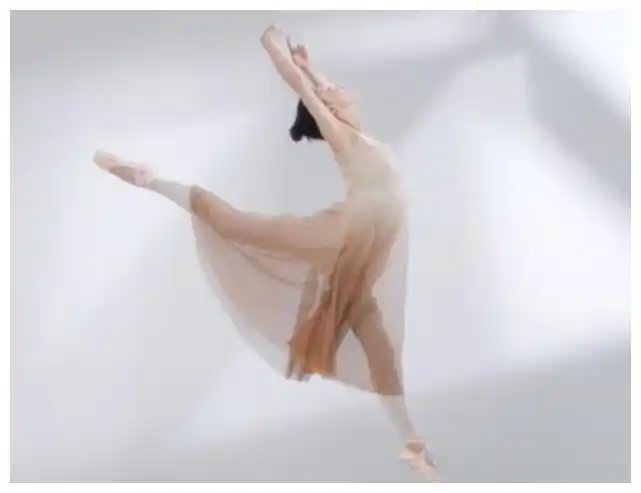 吴谨言芭蕾腿彻底火了空中一字马惊艳全场火是有原因的