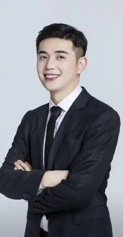 也有网友觉得姐姐心妹长相路人,撞脸李佳琦的小助理.