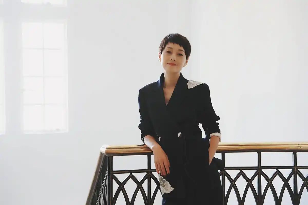 原创43岁马伊琍好会穿一身绣片装饰西装亮相精致优雅越美越高级