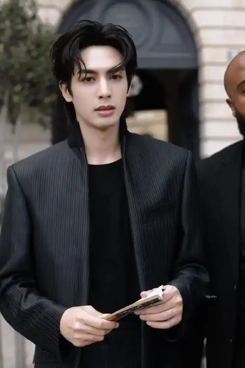 宋威龙侧颜骨相